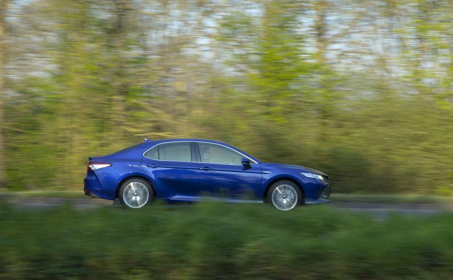  Toyota Camry Hybrid 2019 года  (UK) (фото 3 из 40)